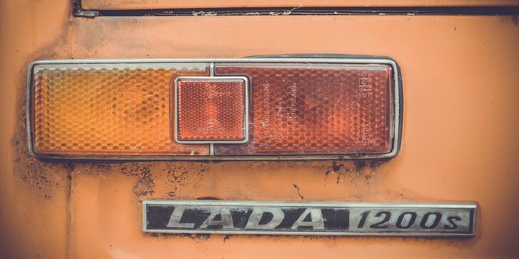 ǻ     1800  Lada Largus