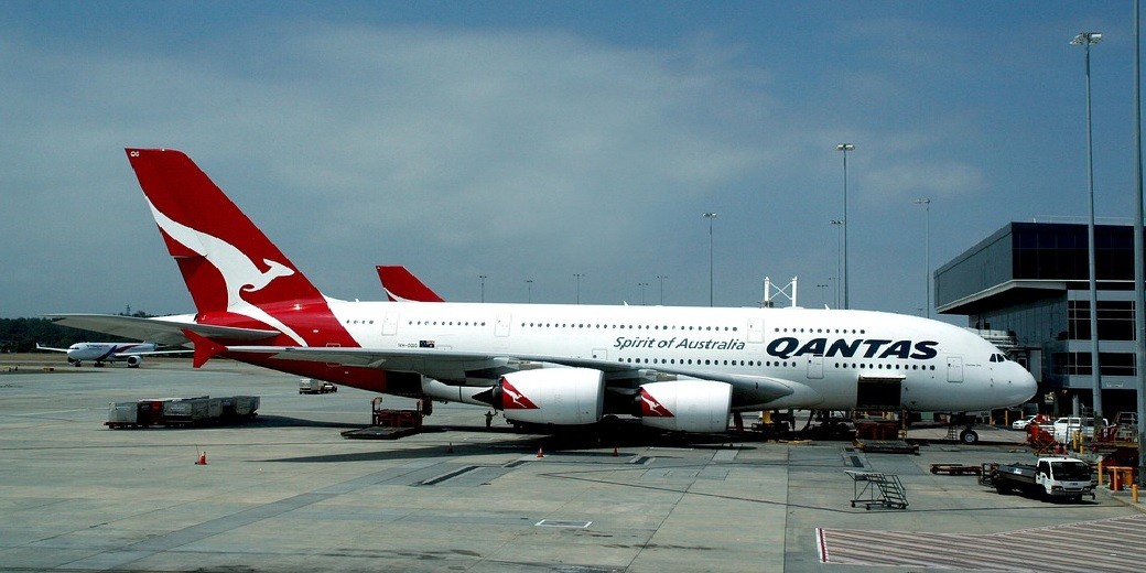   Qantas      -  