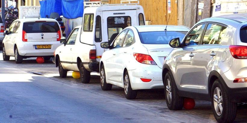 Местные жители могут потерять право бесплатно парковаться на сине-белой разметке