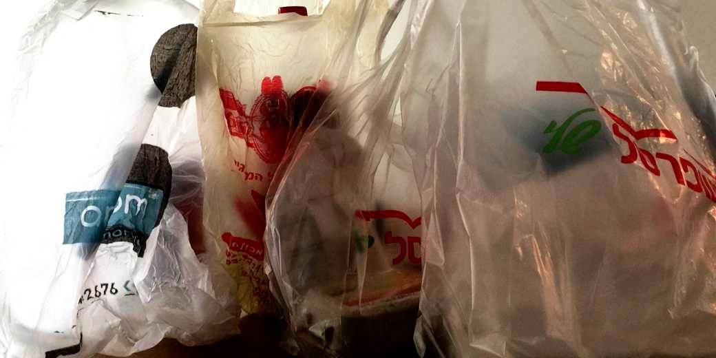 Банк Израиля призывает расширить действие закона о пластиковых пакетах