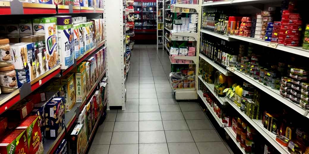 В каждом третьем минимаркете завышают цены на контролируемые государством продукты питания
