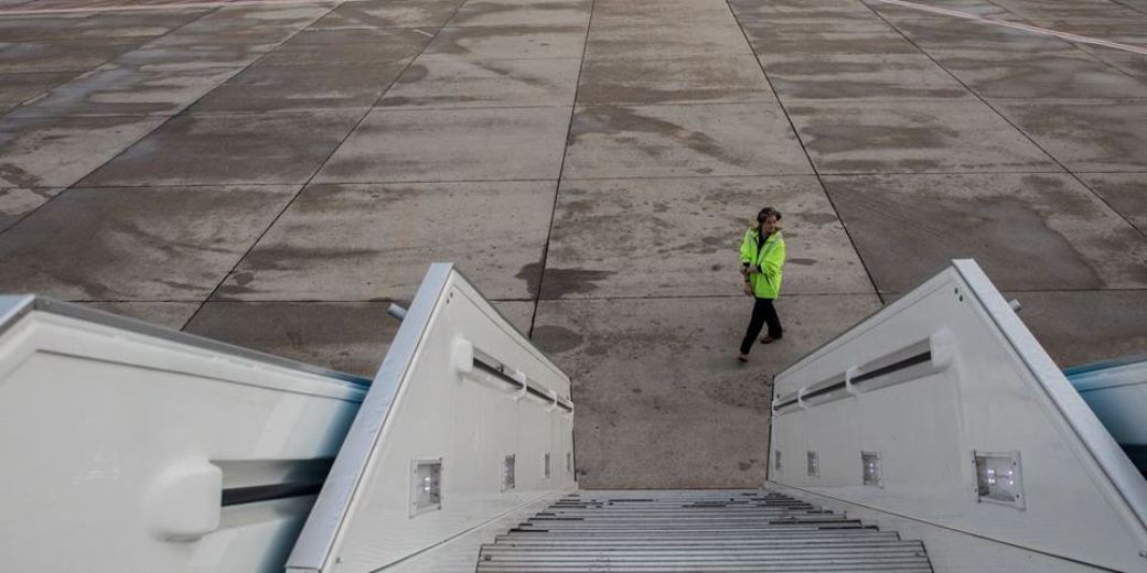 Пассажира United Airlines вытащили из самолета из-за «овербукинг»