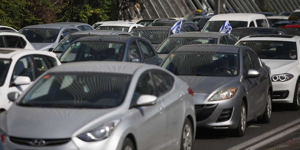 С лобовых стекол израильских автомобилей исчезнут цветные наклейки о прохождении техосмотра
