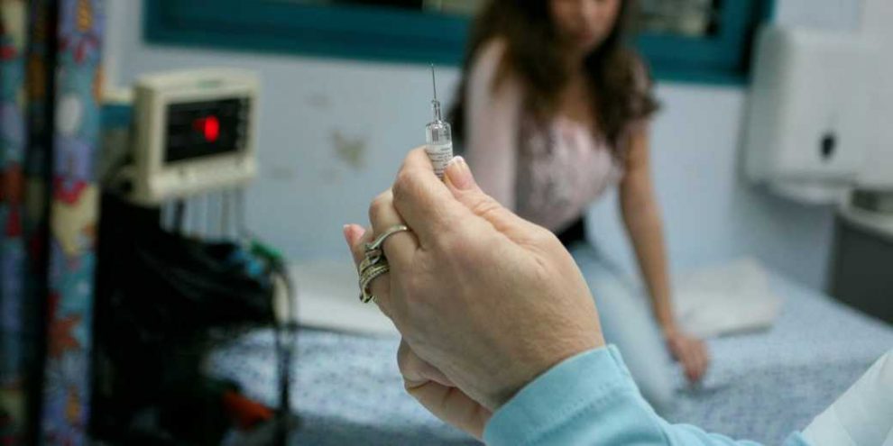 Больничные кассы получили указание заказать дополнительные вакцины от гриппа