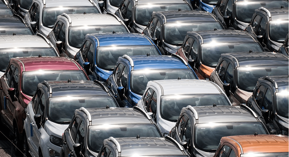 Импорт легковых автомашин упал в январе на 27,6%