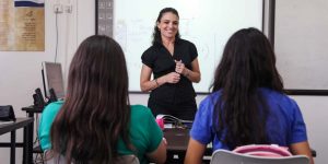 Минфин планирует снизить зарплату школьным учителям на 20%