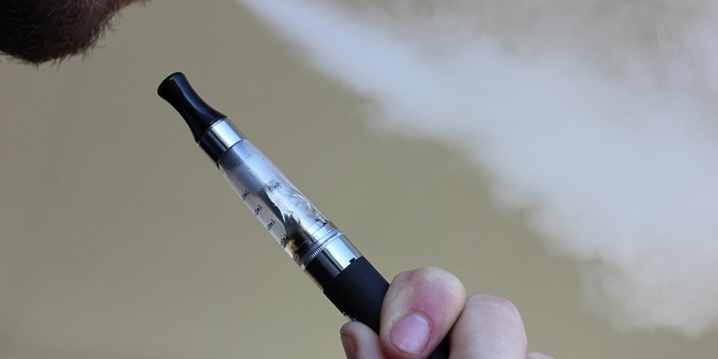 На фоне «вейпинговой эпидемии» в США ограничивают продажу электронных сигарет