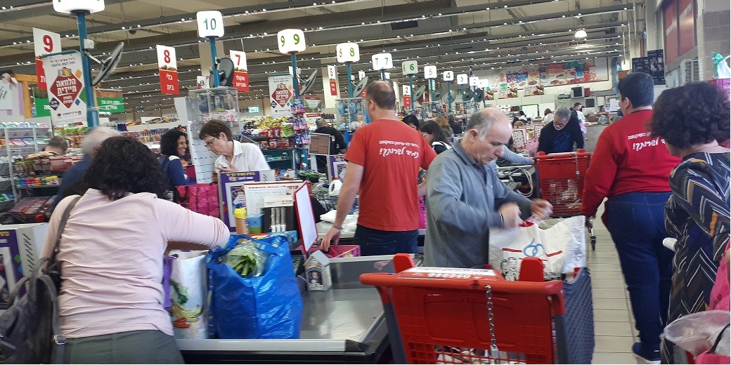 Паника в супермаркетах прекратилась, в торговых центрах ждут покупателей