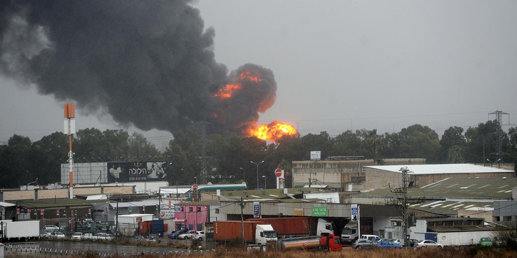 Пожар на маслозаводе в Хайфе. С огнем борются 36 расчетов. Закрыты многие автомагистрали