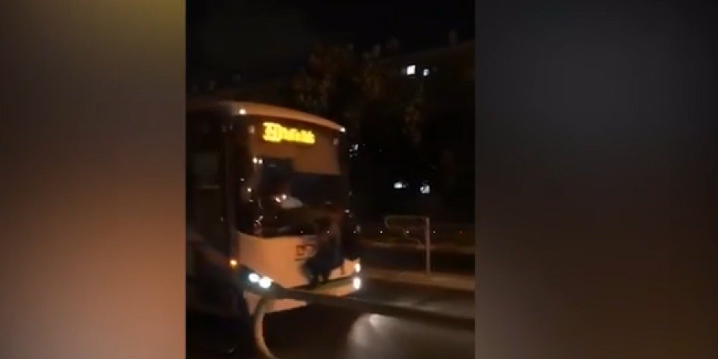 Водителю автобуса не помешал пассажир на лобовом стекле