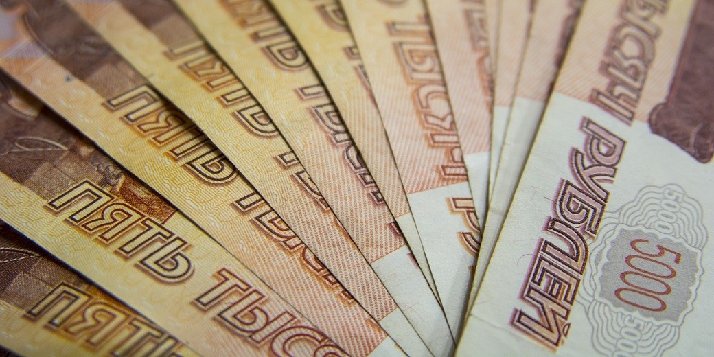 Рубль рухнул в понедельник на 30% до нового исторического минимума