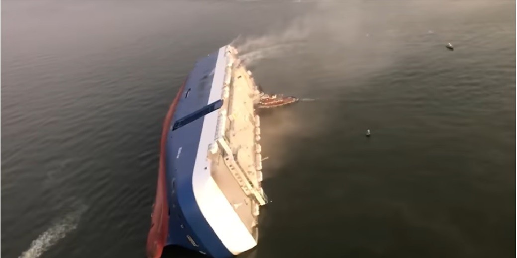 200-метровый грузовой корабль перевернулся у побережья США