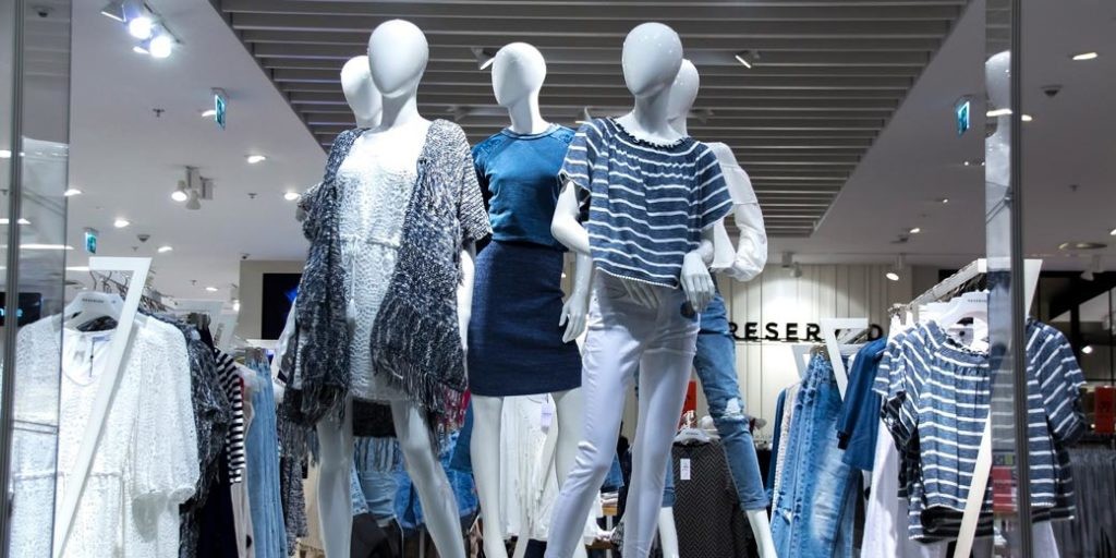 Магазины модной одежды выходят из моды