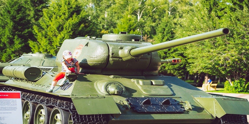 Дети и взрослые катаются на мини-танках в Москве