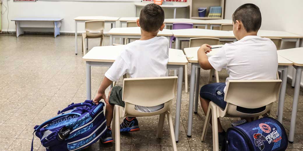 Правительство утвердило план возвращения к учебе в детских садах и младших классах
