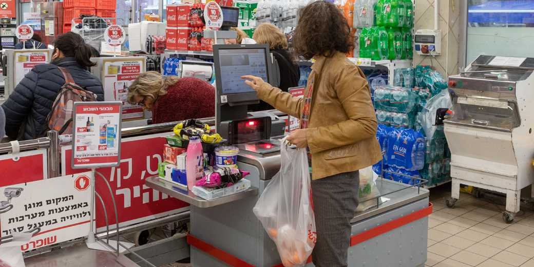 Израильтяне покупают продукты, торговые сети повышают цены