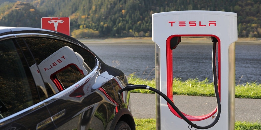 Tesla открыла первую станцию быстрой зарядки. Цены – умеренные