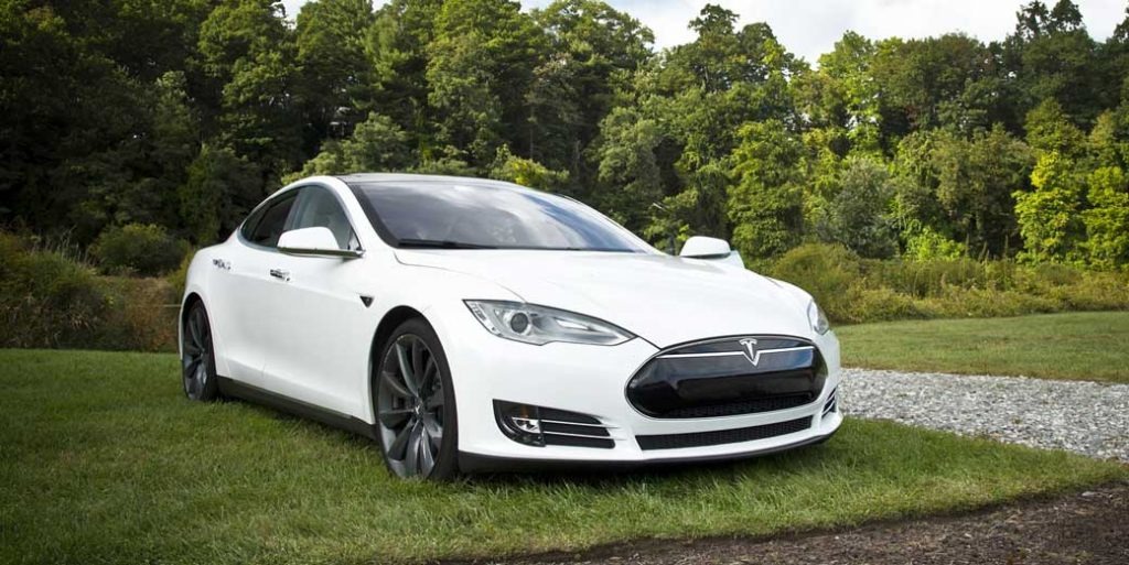 Загадка разбившегося электромобиля Tesla