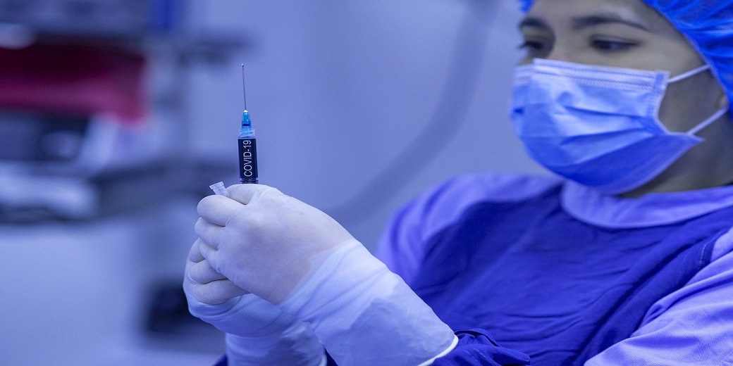 Глава Pfizer отложил поездку в Израиль, так как сделал только первую прививку