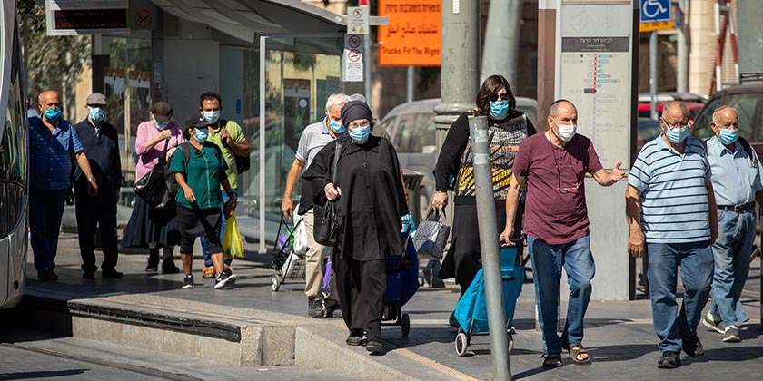 Из-за роста заболеваемости коронавирусом Минздрав снова рекомендует носить маски в помещении