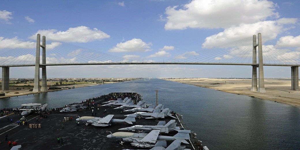Пробка из контейнеровозов на входе в Суэцкий канал становится все длиннее