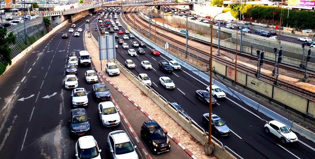 Машин в Израиле все больше и больше, и пробки будут все длиннее и длиннее