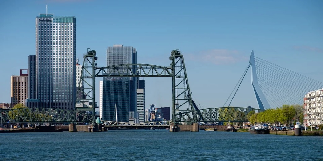 Яхту Джеффа Безоса отбуксировали в Роттердам ночью и без мачт после отказа властей разбирать мост