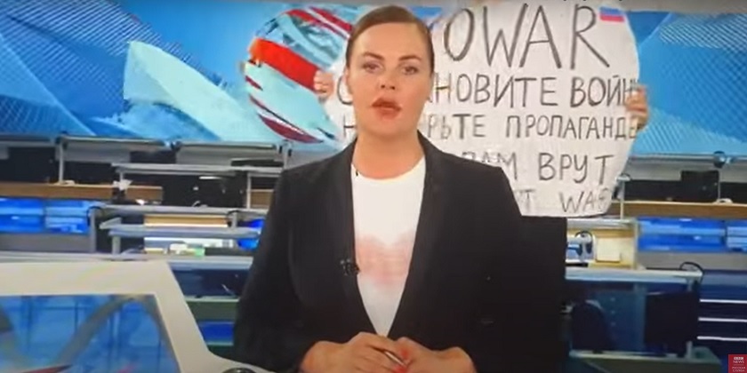 Редактора Первого канала, ворвавшуюся в прямой эфир с антивоенным плакатом, обвиняют в дискредитации российских вооруженных сил