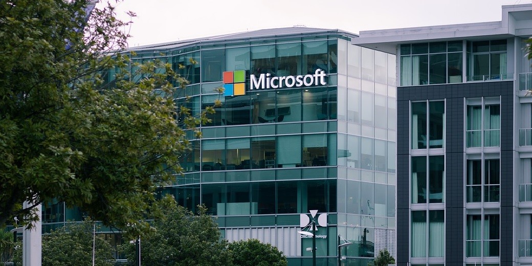 Microsoft уволит около тысячи сотрудников