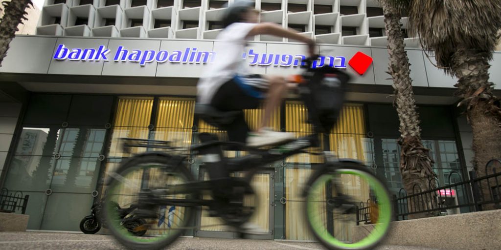 В четверг филиалы банка «Хапоалим» закроются из-за забастовки сотрудников
