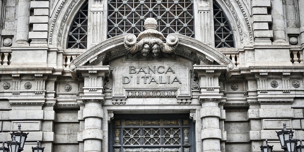 Акции банков падают на биржах Милана и Тель-Авива на фоне введения в Италии временного налога на сверхдоходы банков